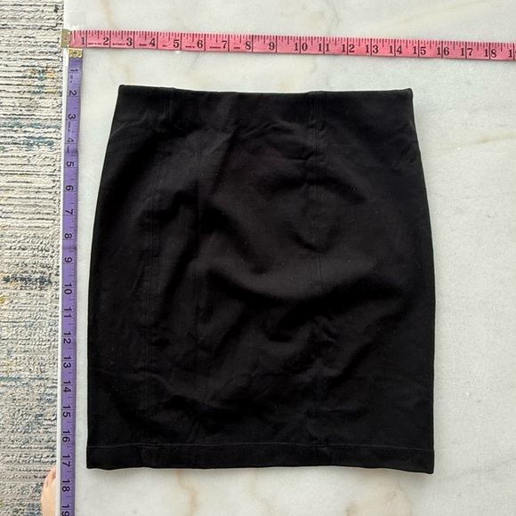Aritzia Classic Black Women's Pencil Skirt - Picture 2 of 3